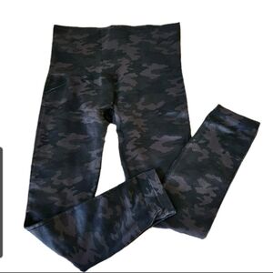 SPANX Look At Me Now Seamless Legging Women Size 1X Camo Black Plus Stretch